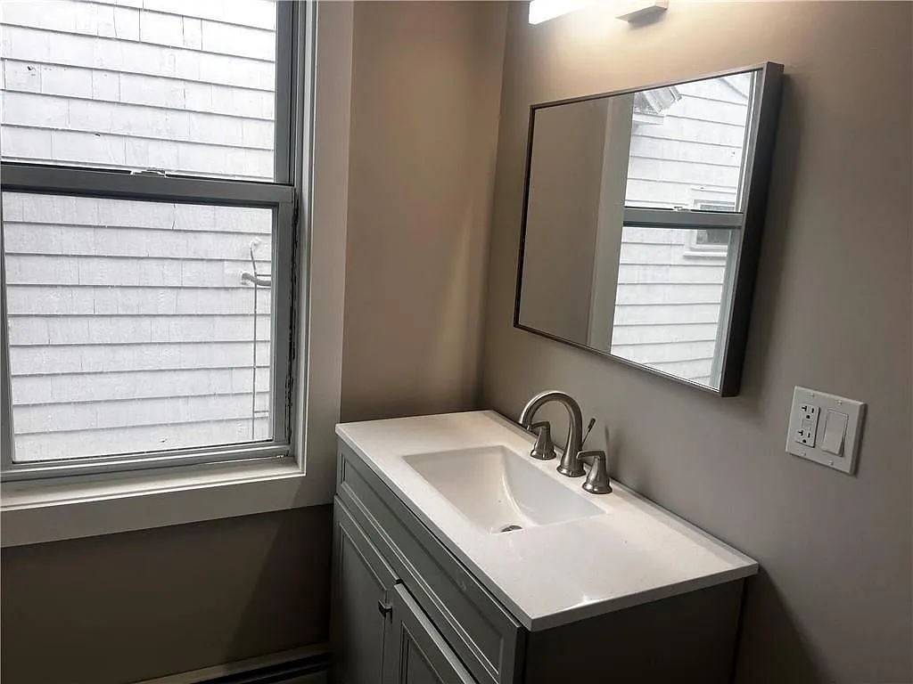 Building Photo - 45 Kenyon St #3