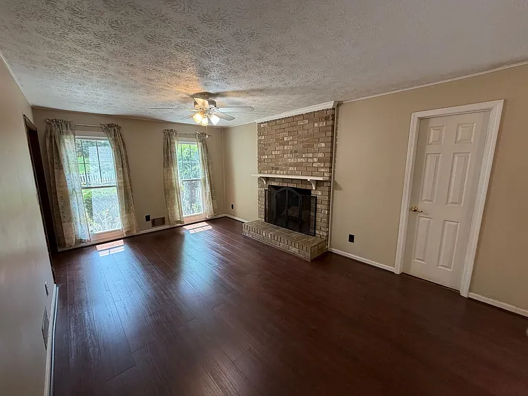 364 Regal Dr — Photo 4