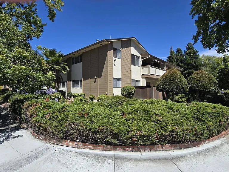 4600 Eggers Dr #B — Photo 1