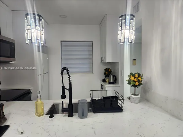 5001 NW 34th St APT 305, Lauderdale Lakes, FL 33319