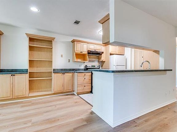 Kitchen & Dining