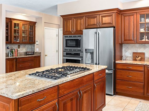 5th image of 20 Sweet Meadow Dr