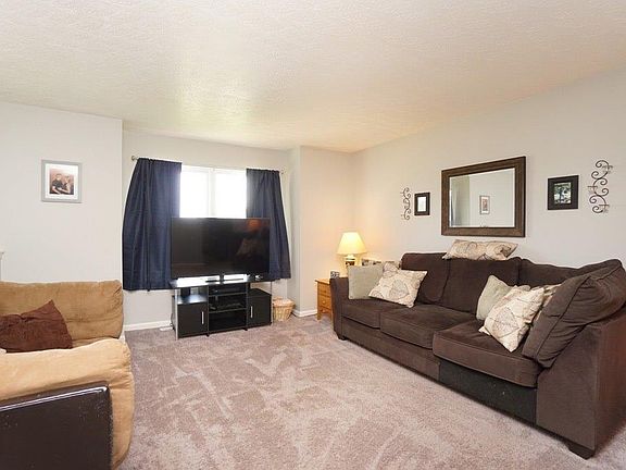 5th image of 708 W Aberdeen Dr