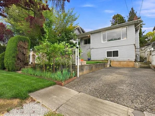 4820 Moss St, Vancouver, BC V5R 3T2