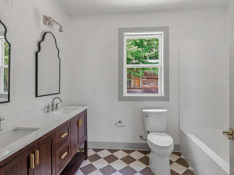 988 Terrace Ave — Photo 7