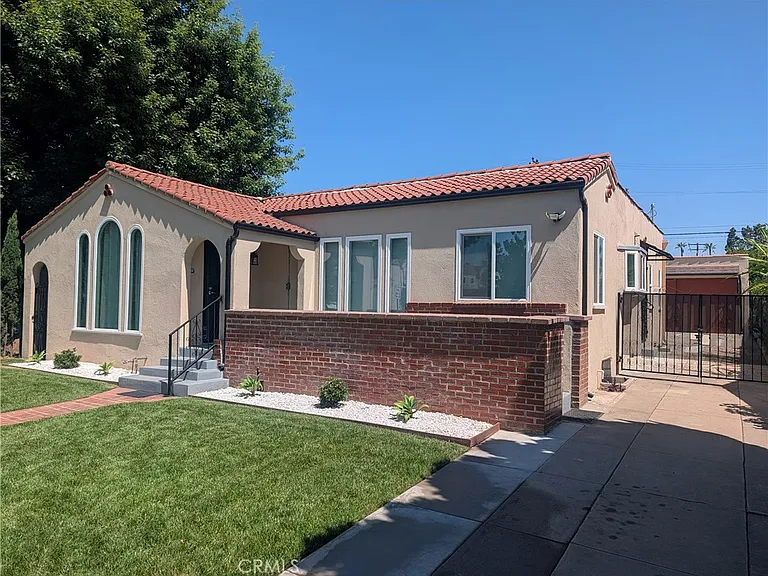 2609 Birch St — Photo 3