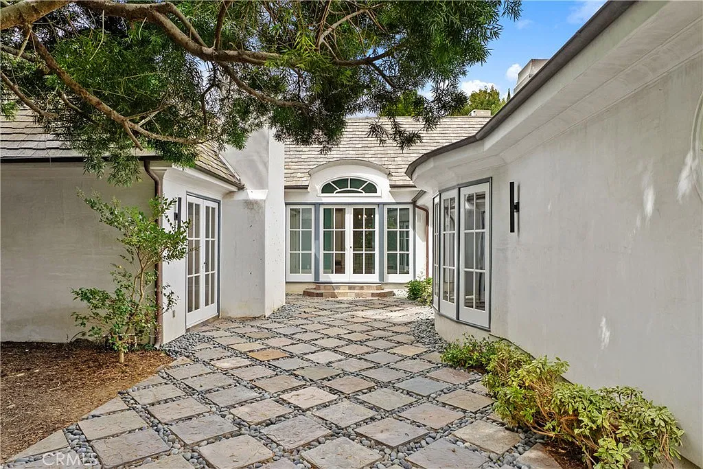 4 bed, 5.5 bath, 5069 sqft, $25,000 — Photo 2