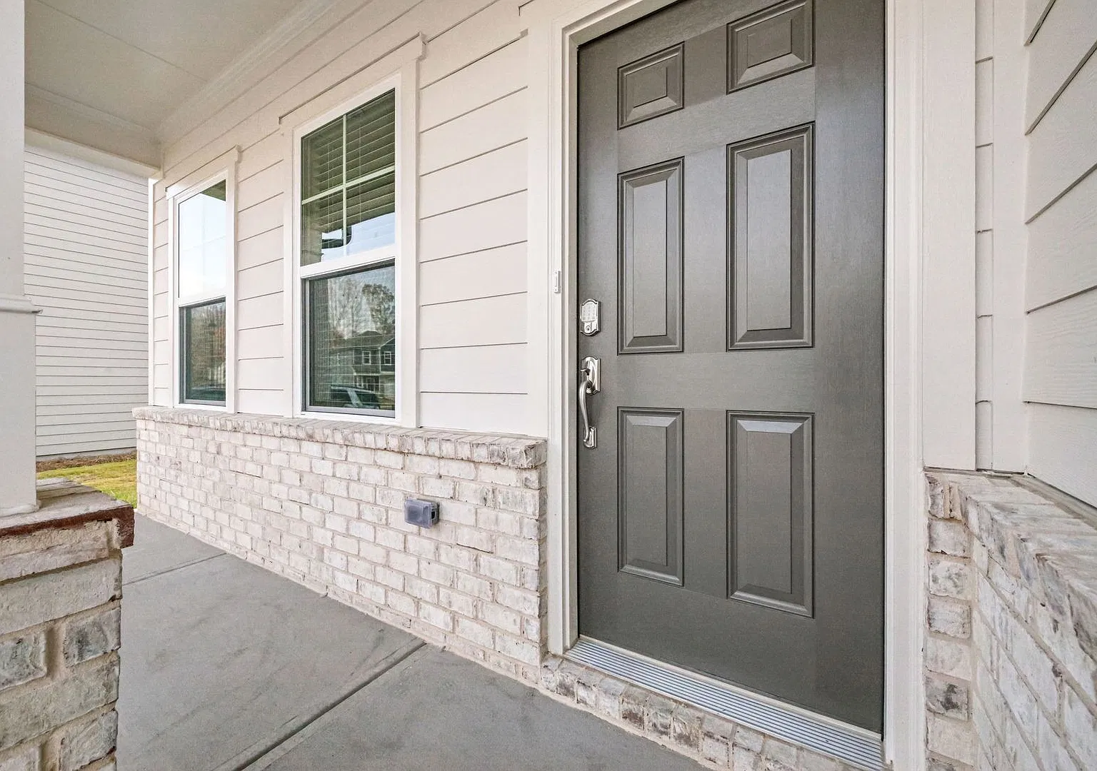 Fenced Yard - Like NEW - 6 Bedrooms — Photo 3