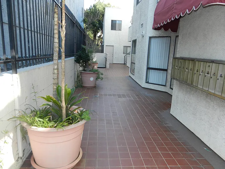 4453 Woodman Ave #9 — Photo 3