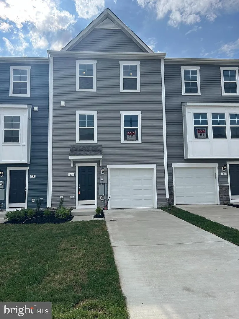 4 bed, 2.5 bath, 1655 sqft, $1,900 — Photo 3