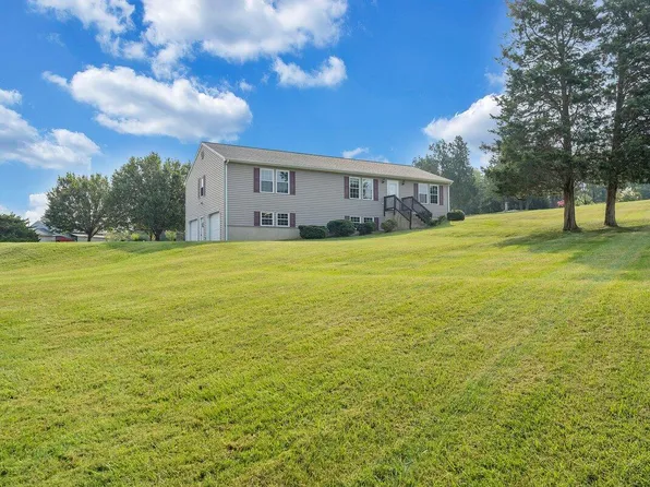 28 Windy Hill Circle Dr, Roanoke, VA 24019