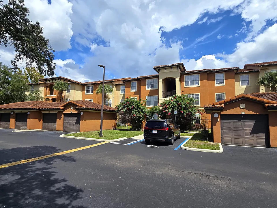 5573 Metrowest Blvd #113