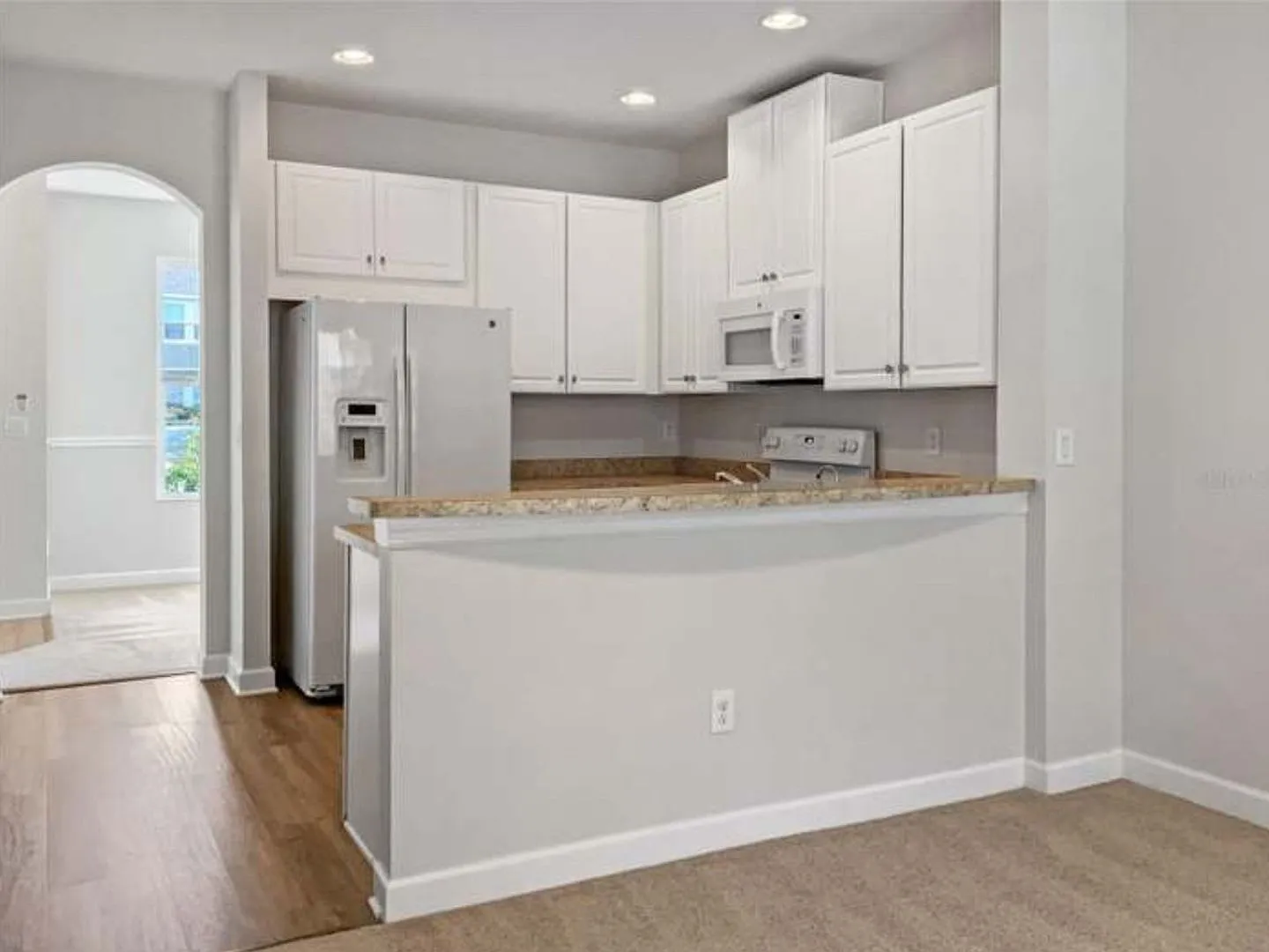 2 Bedroom Townhome in Riverview — Photo 2