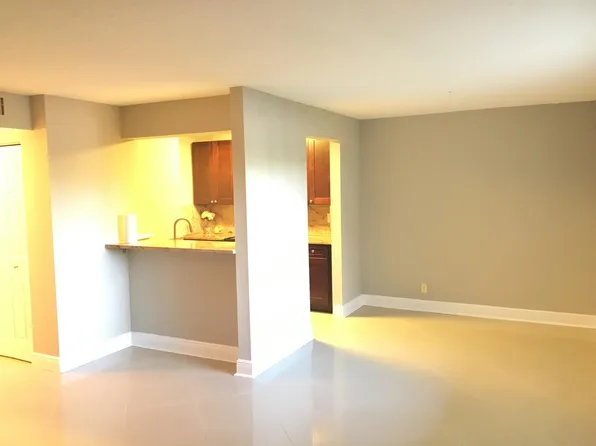 808 Meadows Cir, Boynton Beach, FL