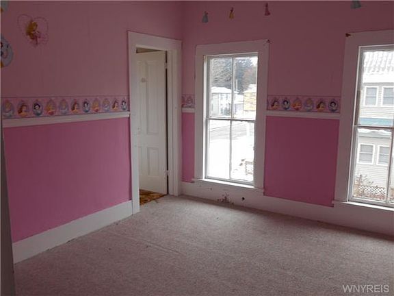 4th image of 18 Chapel St