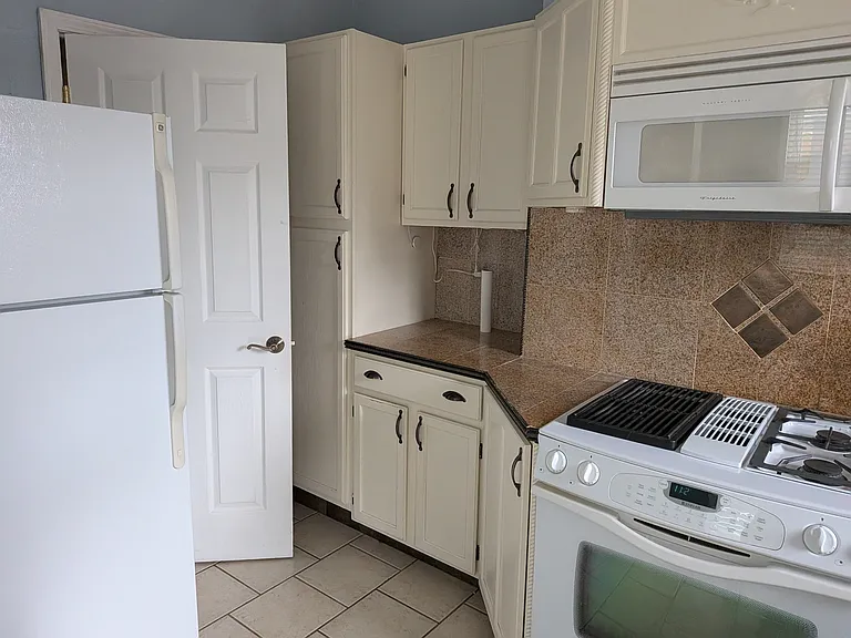 4327 Stanley St — Photo 6