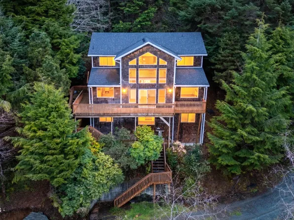 620 S Falcon St, Rockaway Beach, OR 97136