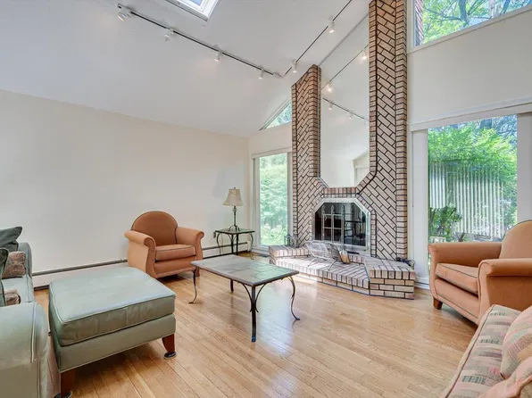 8 Parkside Dr, North Brunswick, NJ 08902