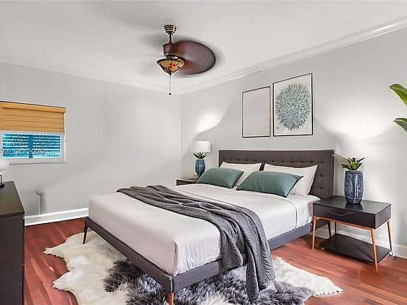 3rd image of 623 NE 17th Way