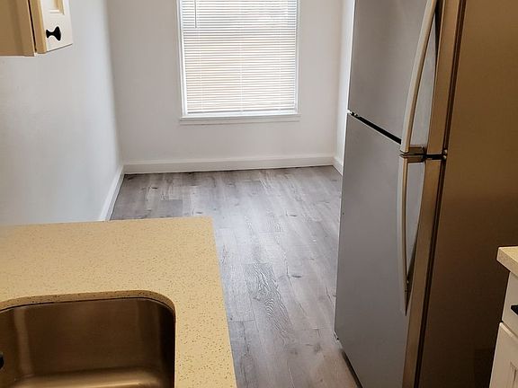 4th image of 601 E Harvard St APT 103