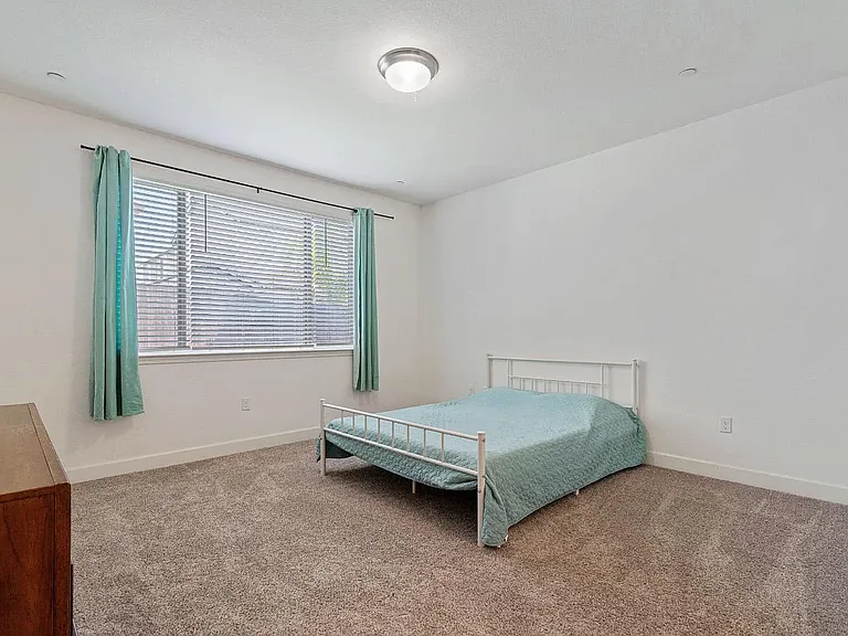 1032 Sebago St — Photo 7
