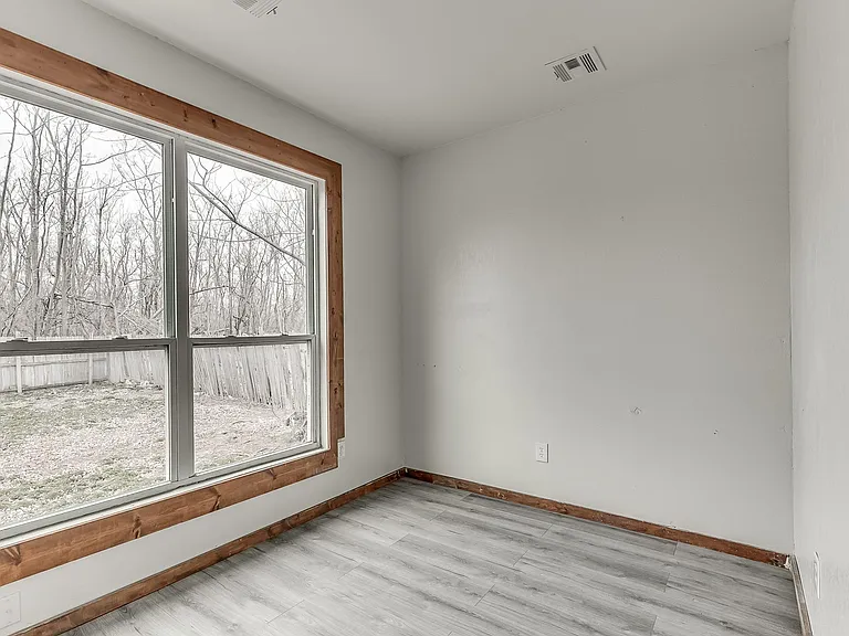 118 S Miles Ave — Photo 3