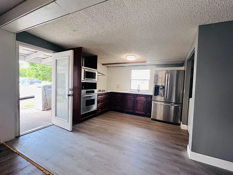 6800 Pearson Ln — Photo 4