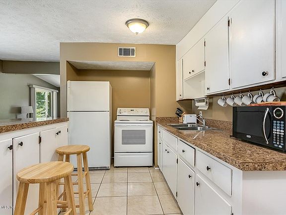 4th image of 8025 India Ave