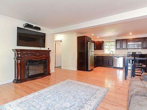 5th image of 75 Jackson St