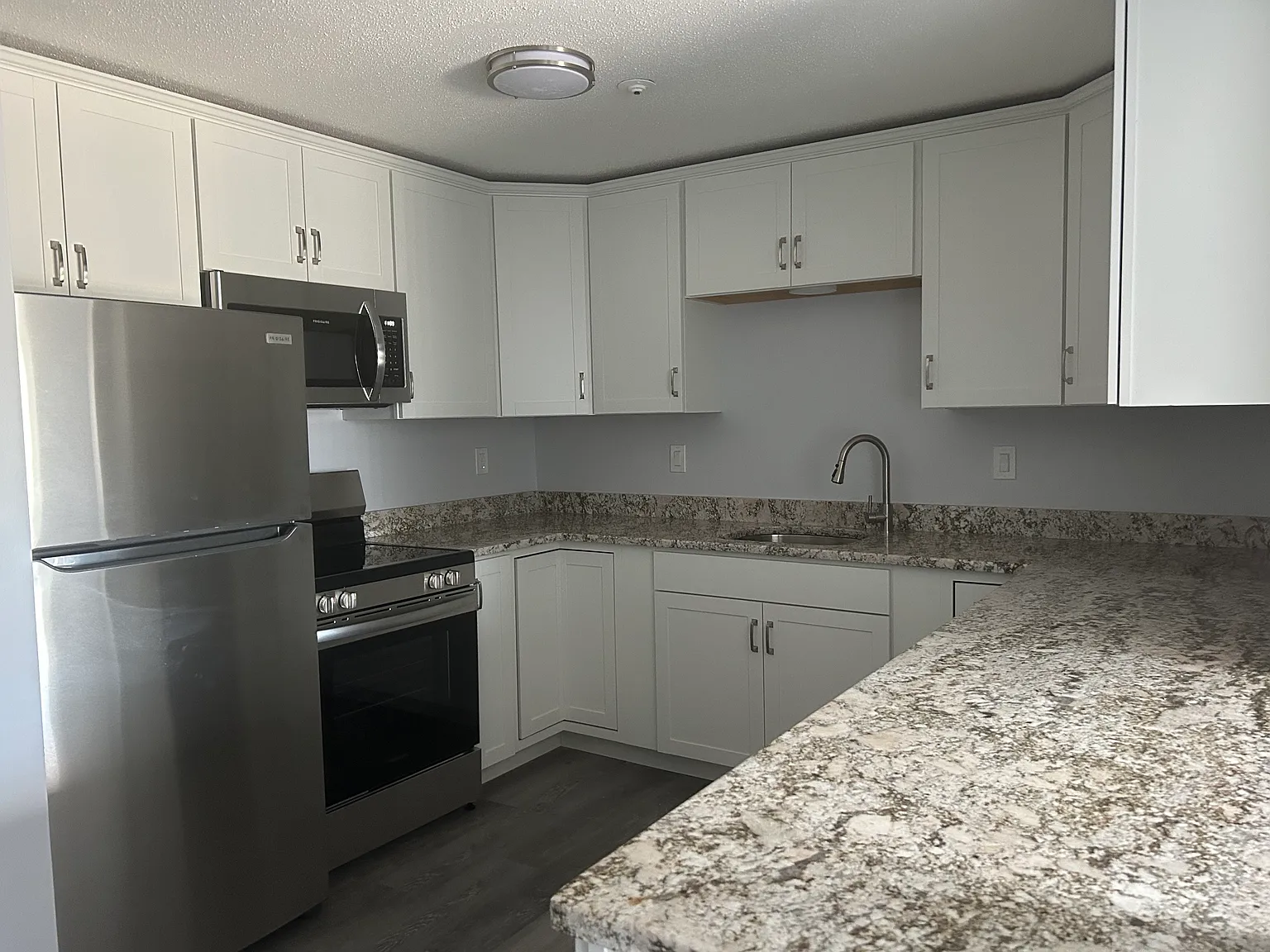 2 bed, 810 sqft, $2,100 — Photo 3