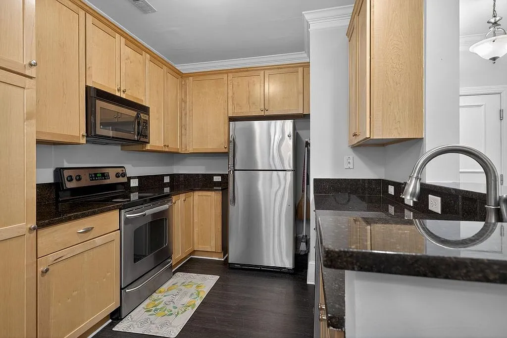1 bed, 1.5 bath, 1040 sqft, $1,300 — Photo 4