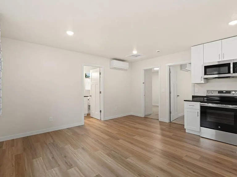 1338 E 7th St — Photo 5