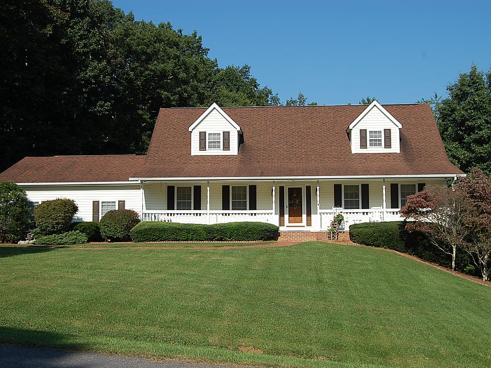 1st image of 702 Oak Knoll Dr