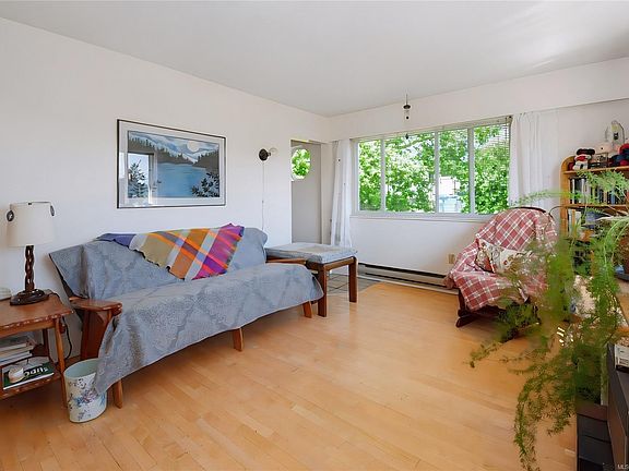 3rd image of 641 Stirling Ave