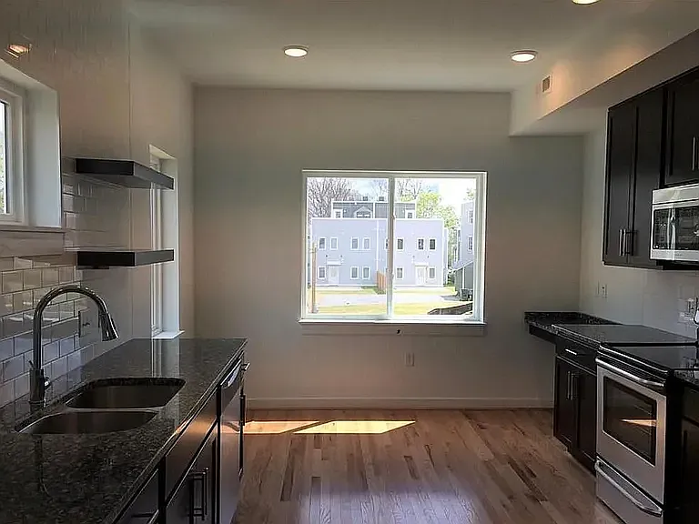 1105 Porter St — Photo 3
