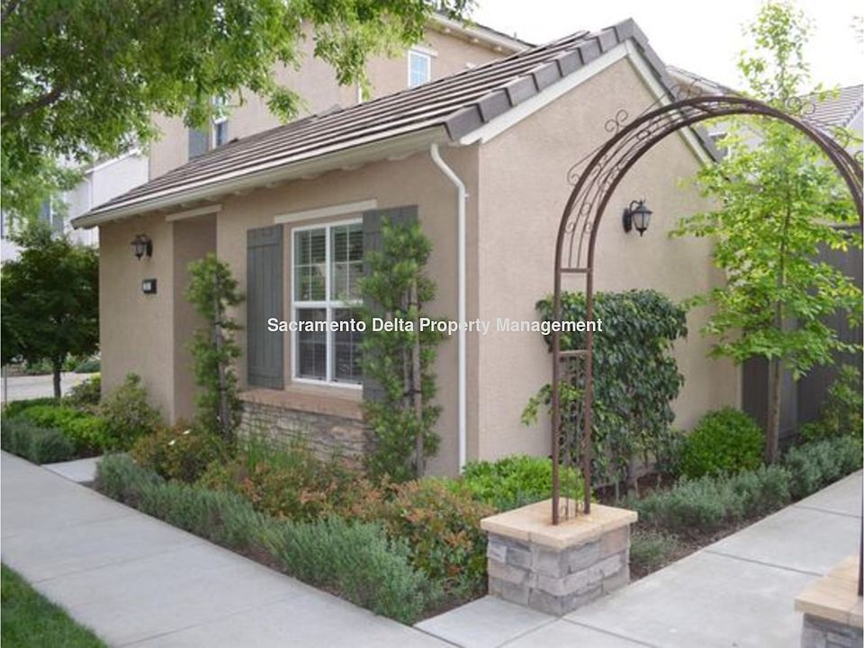 1st image of 211 Chambord Way #211