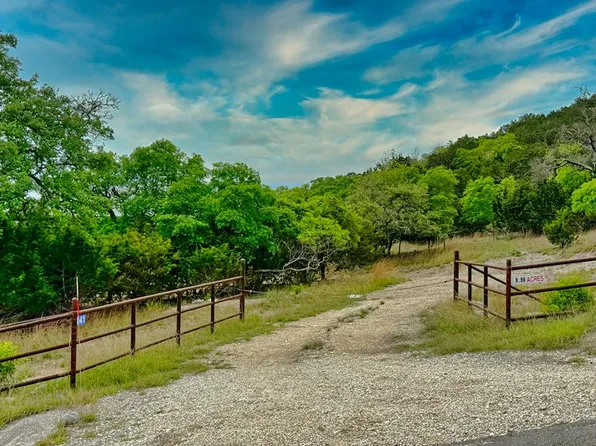 141 Mohabo Ln, Center Pt, TX 78010