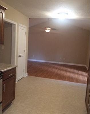 5th image of 1104 Hickory Hill Dr