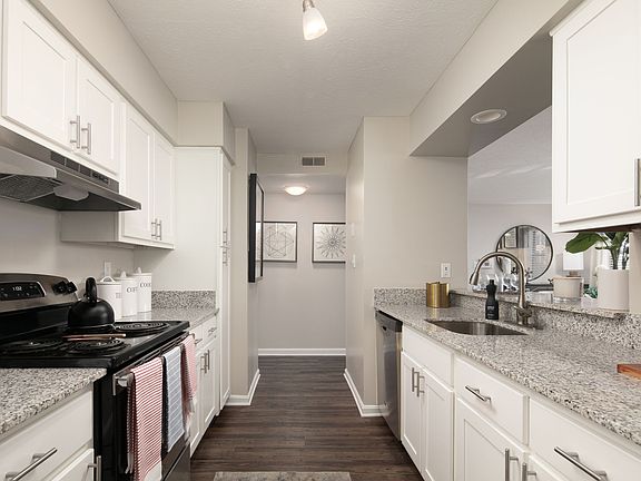 5th image of 800 E Madison St #801B