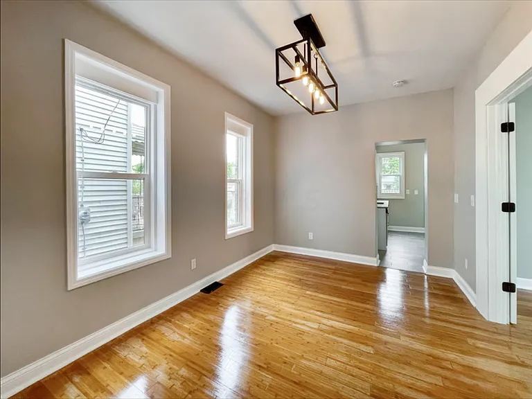 517 Hanford St — Photo 4