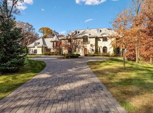 4 Catbird Cir, North Oaks, MN 55127