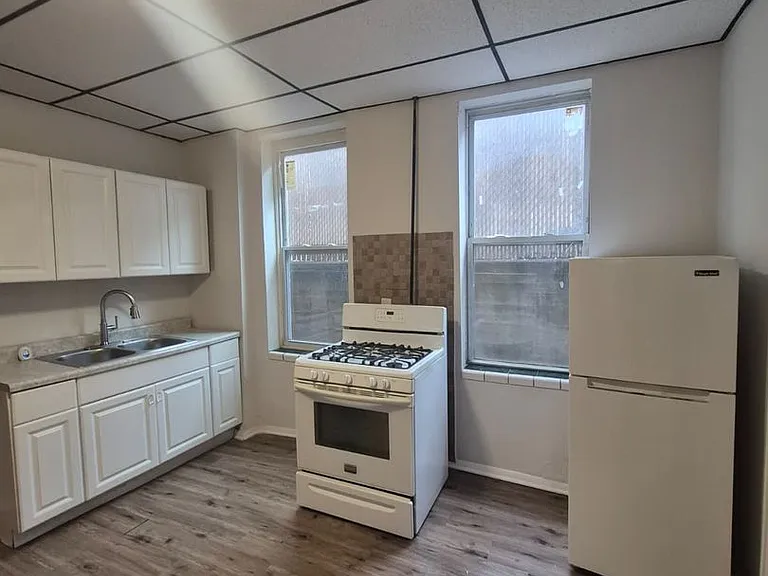 2143 S Fairfield Ave — Photo 5