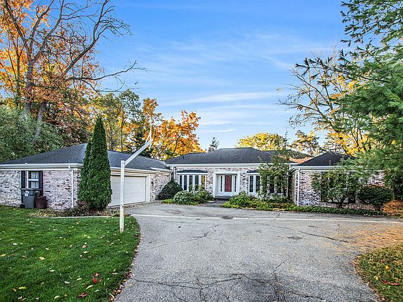5th image of 616 Saint Andrews Ct SE