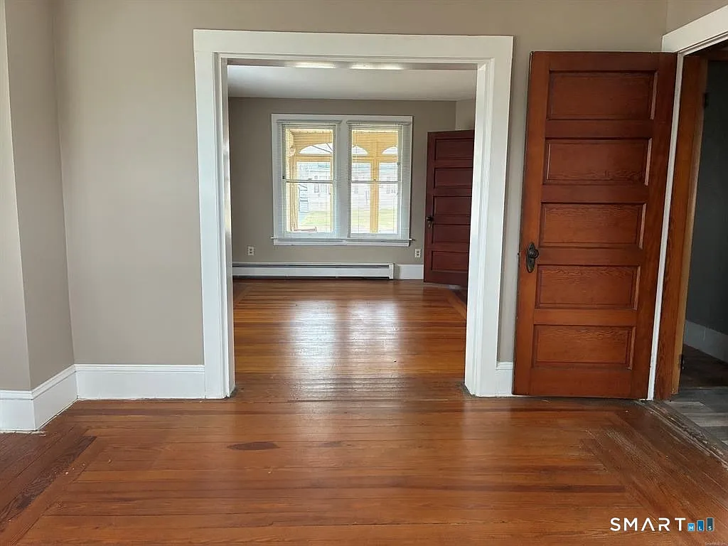 2 bed, 1.0 bath, 1960 sqft, $2,000 — Photo 4