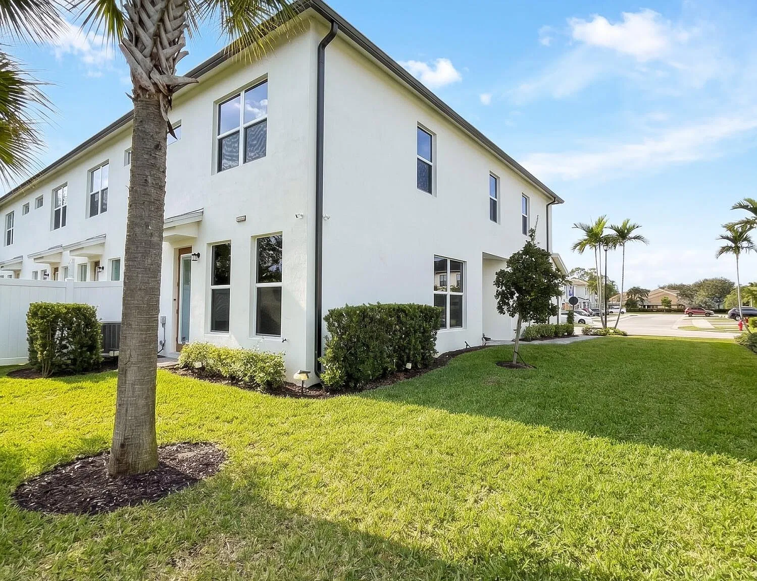 3 bed, 2.5 bath, 1635 sqft, $3,350 — Photo 3