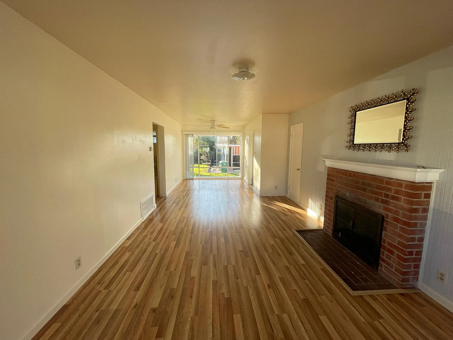 3 bed, 1059 sqft, $3,500 — Photo 2