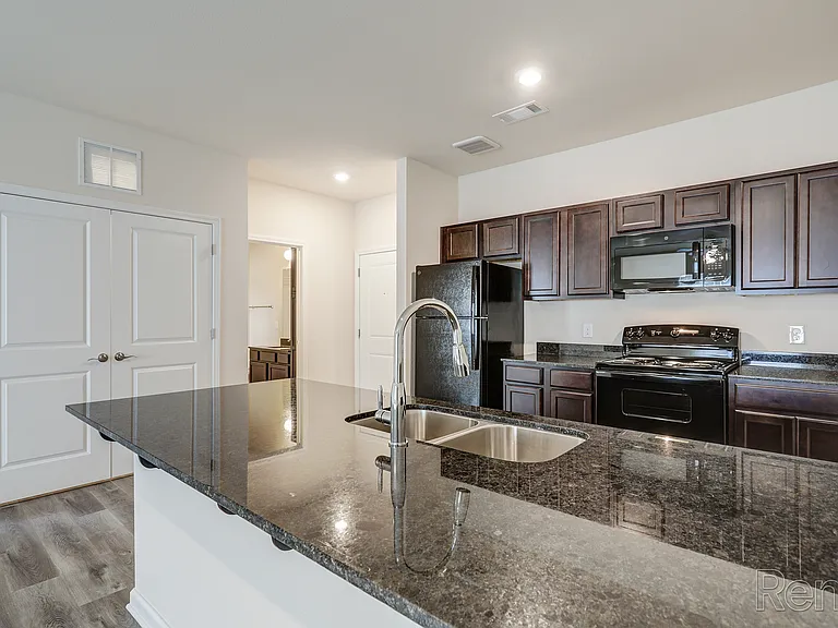 Hummingbird Hill Apartments — Photo 15