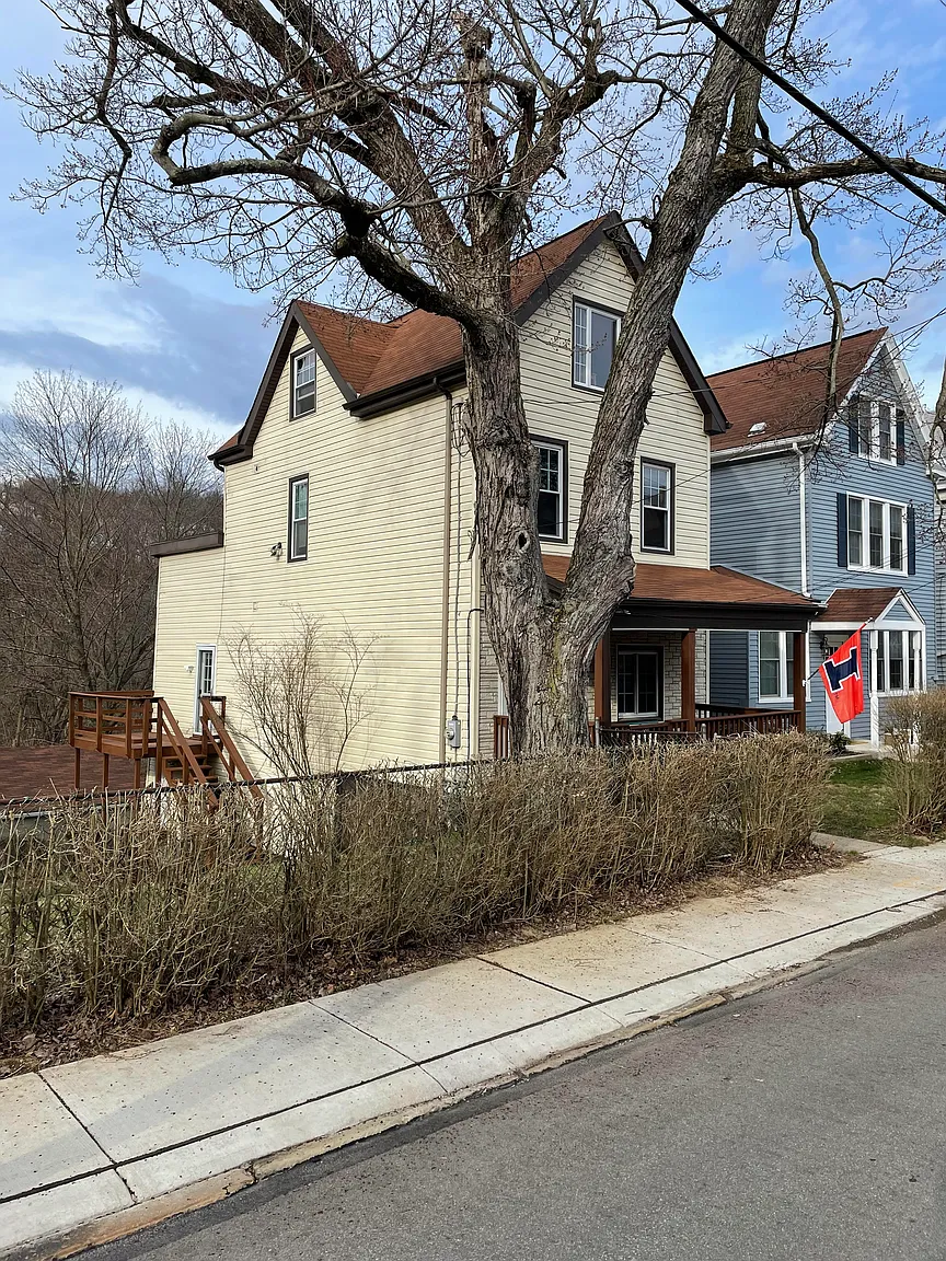 605 Center Ave photo 1