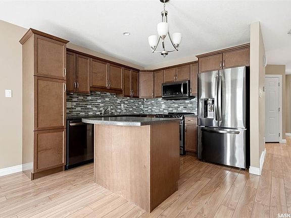2nd image of 837 Connaught STREET