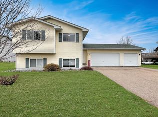 305 Hogan Dr, Montrose, MN 55363